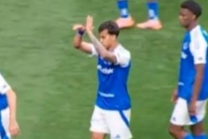 不满裁判！尤文旧将若热对裁判做“戴手铐”手势，随后被红牌罚下